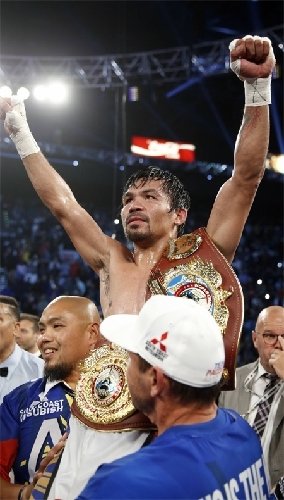 フィリピンの英雄」パッキャオ、引退試合でブラッドリーに判定勝ち