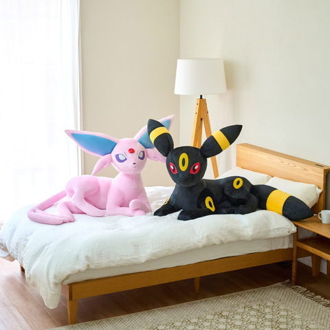 ポケモン「エーフィ」&「ブラッキー」の等身大ぬいぐるみがポケモン