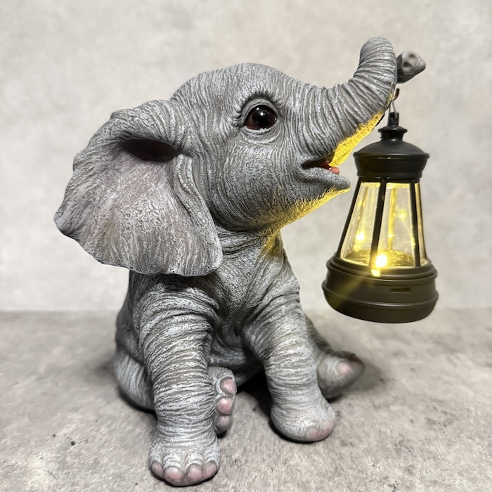象の置物 ソーラーランプを鼻で持ち上げる赤ちゃんゾウ 高さ15.3cm