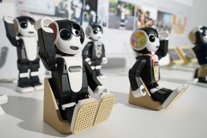 シャープのロボホンに「弟」が誕生、兄弟で会話やダンス | マイナビ