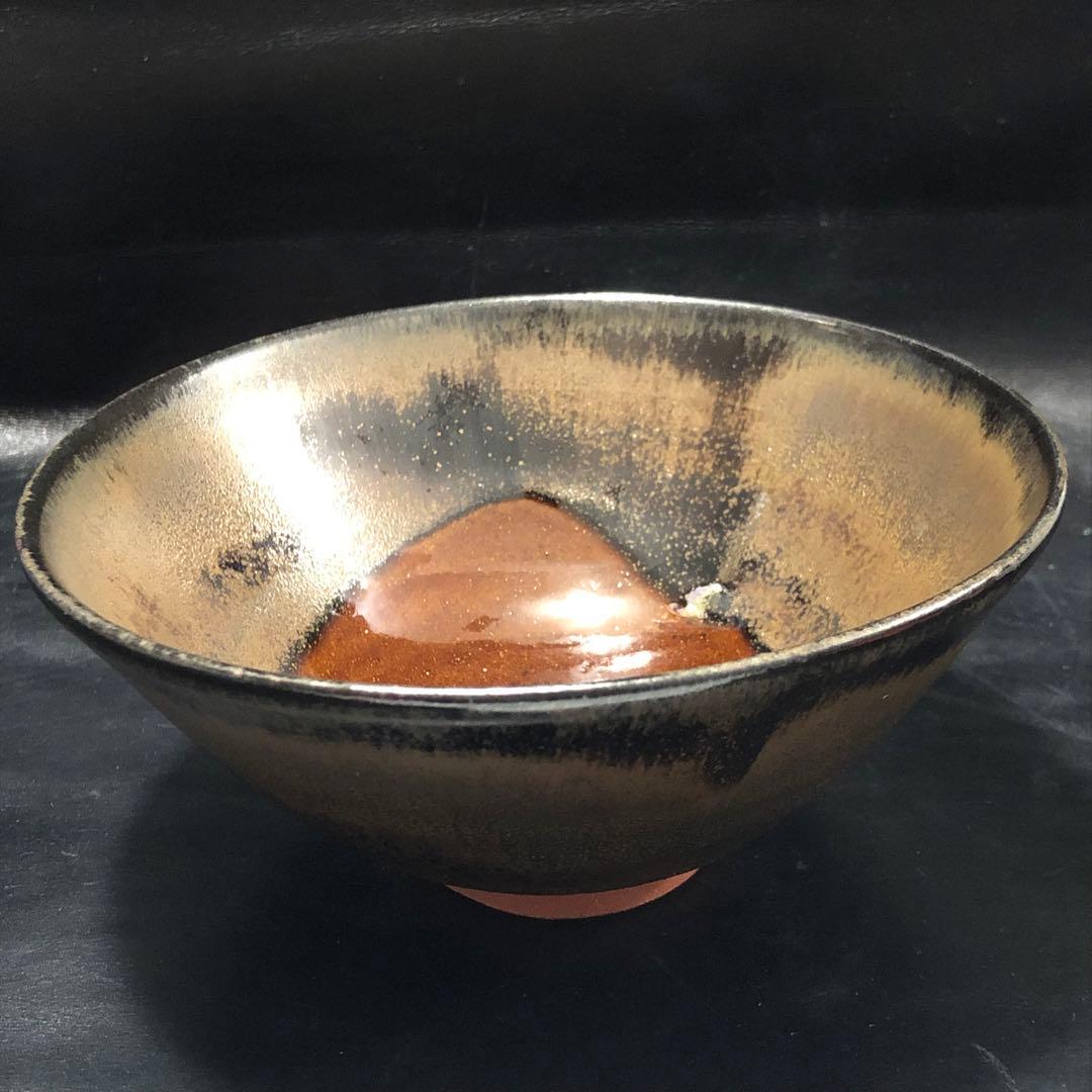 美しい古美術◼️蔵から、凄い美しい黒とカーキ色に茶の3色の抹茶茶碗が出て来ました。 茶器/茶道具 抹茶茶碗 お月見】 浮彫 黒釉 萩に兎 今岡三四郎作 – 今屋